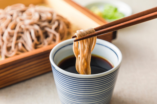 つゆが入った蕎麦猪口